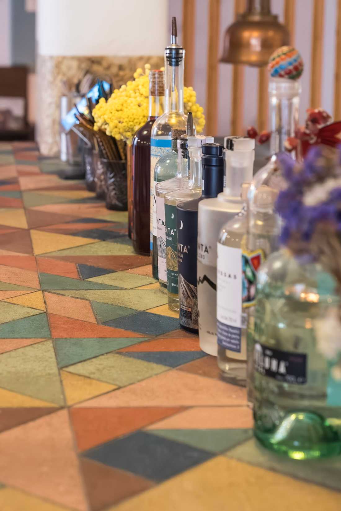 Présentoire épicerie fine dans un bar-restaurant tropical