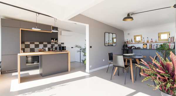 Avant-après de l'aménagement et la modernisation d'un appartement en duplex avec terrasse par un architecte d'intérieur à Toulon.