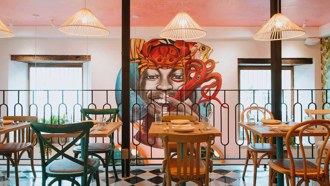 Mezzanine d'un restaurant créée par un architecte d'interieur dans la région Sud